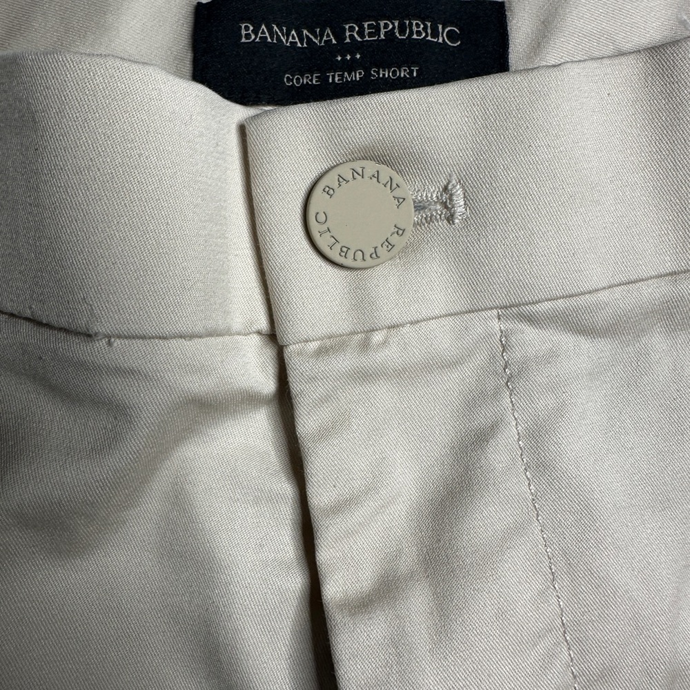 Banana Republic Men's Beige Flat Front Shorts - Picture 5 of 10